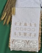 Detaliu broderie fină trandafiri alb-bej și dantelă lată prosop nași Alintuș