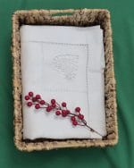 Detaliu broderie în formă de inimă pe față de masă din bumbac alb Alintuș