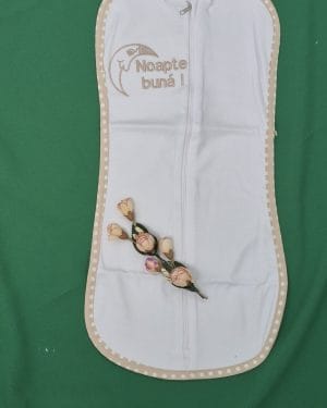 Detaliu broderie semilună cu text Noapte bună Îngeraș pe cocon bebeluși Alintuș