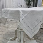 Față de masă albă din bumbac 100% stil clasic dimensiune 200x145 cm Alintuș