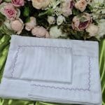 Set lenjerie de pat hotelier Eurostandart albă cu dungi satinate și broderie albă pe margine Alintuș
