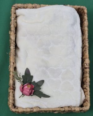 Plapumă și păturică pentru botez din material pufos cu inimioare Alintuș