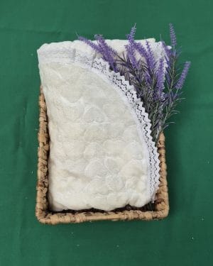 Plapumă și păturică pentru botez din material pufos cu inimioare și dantelă Alintuș