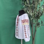Detaliu broderie pe mânecă ie fete model Voiniceasca, motive autentice moldovenești brodate cu ață de mătase.