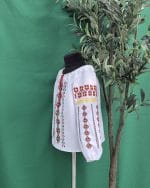 Detaliu broderie pe mânecă ie fete model Voiniceasca, motive autentice moldovenești brodate cu ață de mătase.