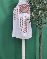 Detaliu broderie bogată pe mâneca unei ii de femei, model Nadejda, lucrată cu motive geometrice tradiționale.
