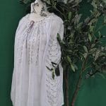 Ie tradițională pentru femei din bumbac 100%, model Livențică, cu broderie florală delicată în nuanțe de violet și verde.