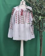 Ie tradițională românească pentru femei, model Nadejda, cu broderie geometrică roșie și neagră pe piept și mâneci.