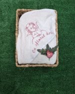 Prosop alb pufos pentru ritualul de botez model îngeraș broderie bordo Alintuș